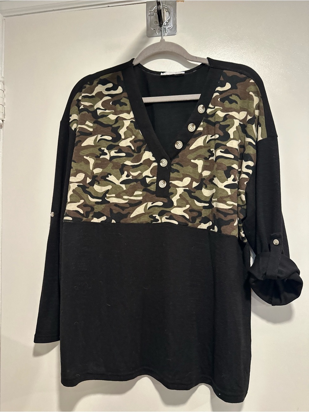 NWOT Messic pullover top SzXXL camouflage colorblock button Vneck Roll Tab sleev